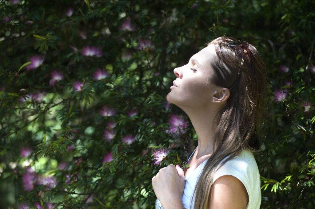 mulher-em-um-campo-de-flores